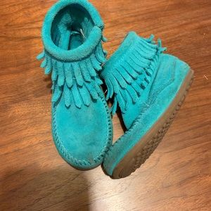 Minnetonka fringe boots. size 8